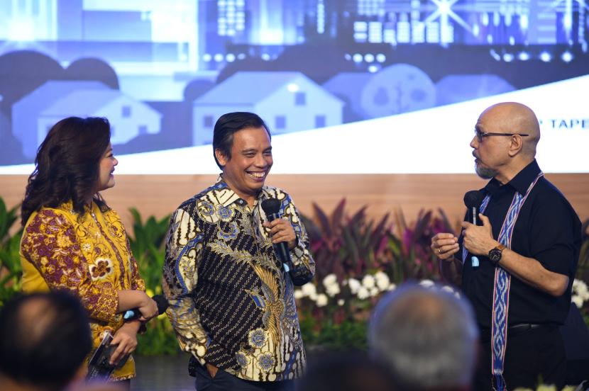 Direktur Utama Bank BTN Nixon LP Napitupulu (tengah) saat menerima sertifikat penghargaan dari Dirjen Pembiayaan Infrastruktur Kementerian PUPR Herry Trisaputra Zuna pada acara Malam Puncak Hari Perumahan Nasional (Hapernas) 2023, di Jakarta, Kamis (31/8/2023) malam.  Kementerian PUPR memberikan penghargaan atas peran Bank BTN sebagai Bank Penyalur KPR FLPP dan Tapera Terbanyak pada tahun 2023. 