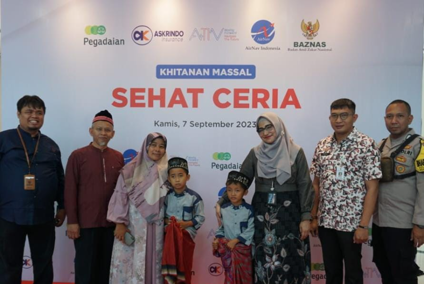 Badan Amil Zakat Nasional ( Baznas) RI bekerja sama dengan AirNav Indonesia menggelar khitanan massal Sehat Ceria untuk 100 anak-anak kurang mampu di wilayah Jabodetabek. 