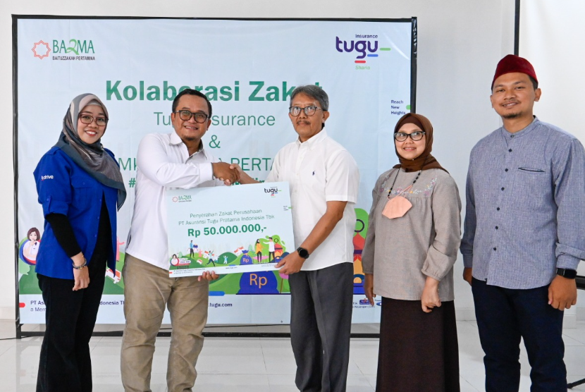 Ibrahim selaju Deputy Direktur Asuransi Tugu menyerahkan secara simbolis bantuan untuk sekolah SMK TI Bazma Pertamina di Bogor pada Kamis (7/9/2023). 