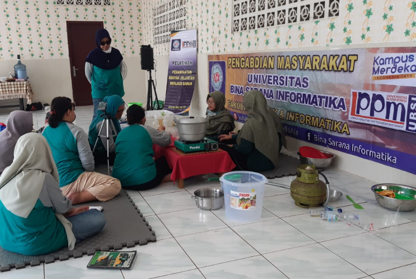 Pelatihan “Pengolahan Minyak Jelantah Menjadi Sabun”, yang digelar di bank sampah Komunitas Cinta Lingkungan (KCL) Sawangan, Depok, pada Sabtu (2/9/2023).