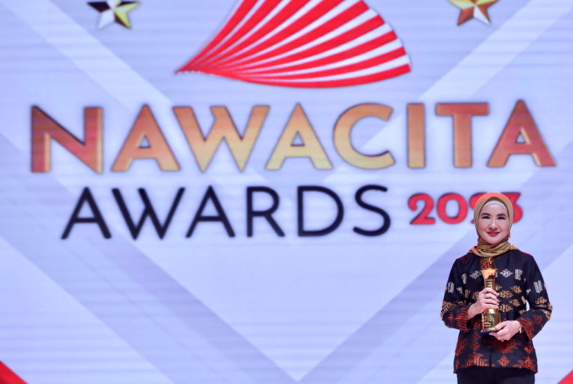 Direktur Utama PT Pertamina (Persero), Nicke Widyawati meraih penghargaan dalam acara Nawa Cita Award kategori “Kemandirian Ekonomi Sosial” yang  diselenggarakan di Jakarta, Jumat, (8/9/2023).