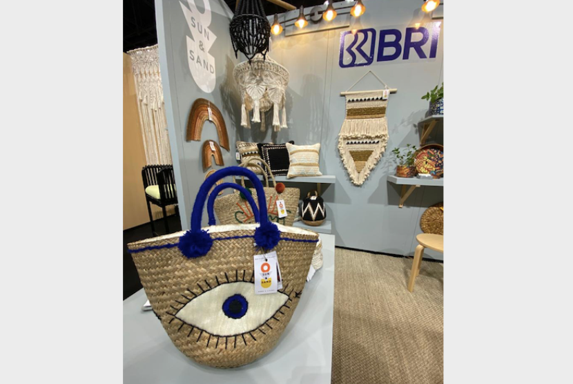 BRI mampu mengantarkan dua UMKM binaannya untuk unjuk gigi di Pameran Dagang Internasional ternama, New York (NY) Now Summer Market 2023 yang diselenggarakan pada 13-16 Agustus 2023 lalu di Jacob K Javits Convention Center, New York, Amerika Serikat.