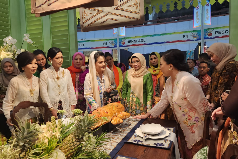 Ibu Negara Iriana Joko Widodo menyempatkan melihat-lihat dan memborong produk-produk karya UMKM lokal, mulai dari produk fesyen hingga kriya. (ilustrasi)