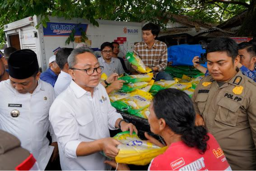 Menteri Perdagangan Zulkifli Hasan memborong barang dagangan para penjual di Pasar Palapa Pekanbaru, Riau hari ini, untuk kemudian dibagikan kepada ibu-ibu yang ada di pasar. 