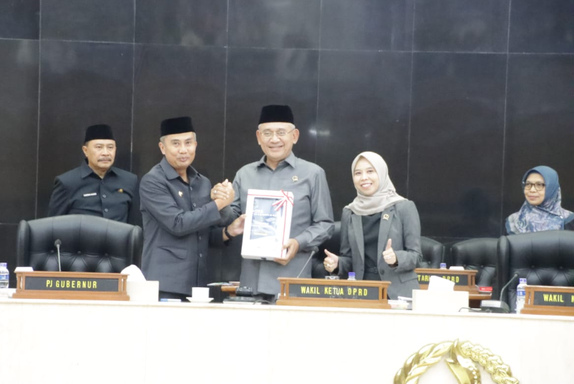 DPRD Provinsi Jawa Barat menggelar rapat Paripurna terkait penyampaian nota pengantar 5 Rancangan Peraturan Daerah (Raperda) oleh Gubernur Jabar. 