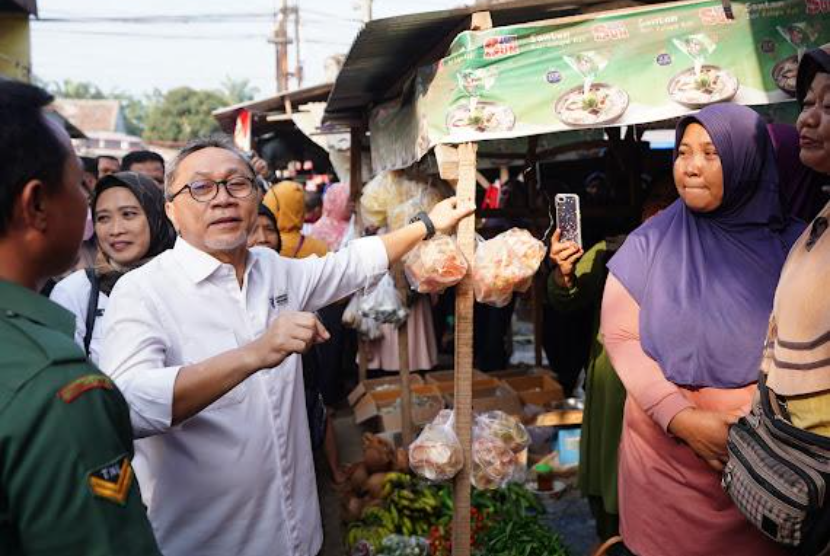 Menteri Perdagangan Zulkifli Hasan (Zulhas) melakukan tinjauan ke Pasar Natar, Bandar Lampung.