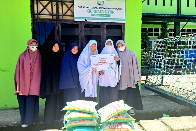 BMH memberikan bantuan kepada 100 anak bangsa dari kalangan santri, baik yatim maupun dhuafa, di tiga wilayah, yaitu Jawa Timur, Sulawesi Selatan, dan Sulawesi Barat.