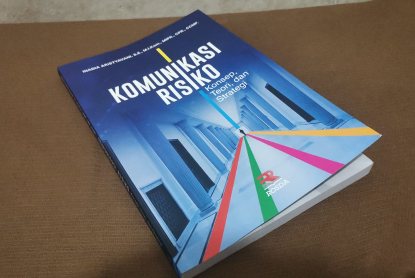 Buku berjudul Komunikasi Risiko: Konsep, Teori, dan Strategi karya Inadia Aristyavani bisa menjadi pembuka gerbang dalam menjabarkan komunikasi risiko dan perbedaannya dengan komunikasi risiko.