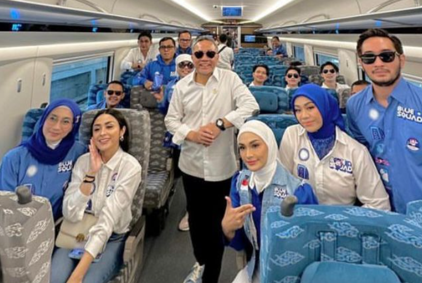 Menteri Perdagangan RI Zulkifli Hasan atau Zulhas melaksanakan kunjungan kerja ke Kota Bandung, Jawa Barat menggunakan Kereta Cepat Jakarta-Bandung (KCJB) untuk pertama kali pada Rabu (27/9/2023).