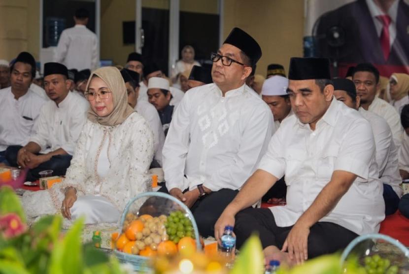 Sekjen Gerindra Ahmad Muzani (kanan) menghadiri Maulid Nabi Muhammad SAW di Rumah Pemenangan Hajjah Jamilah Abdul Gani pada Rabu (27/8/2023). 