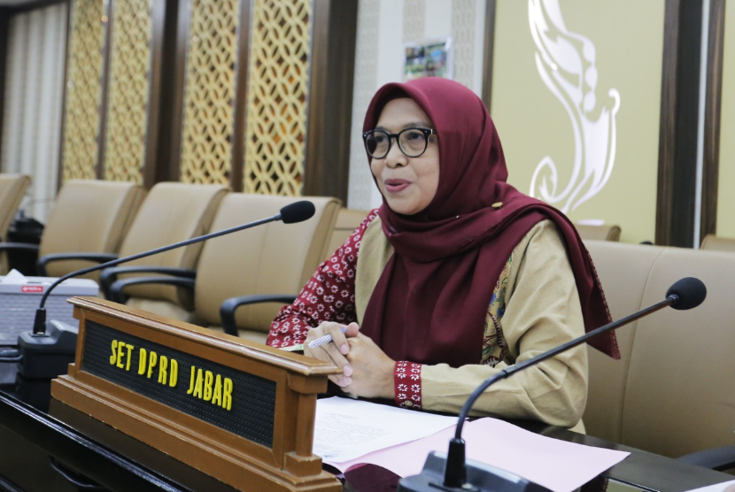 Kabag Persidangan dan Perundang-Undangan Sekretariat DPRD Jawa Barat Iis Rostiasih menerima studi komparasi dari DPRD Kalsel, Bandung, Jumat (6/10/2023) (Humas DPRD Jawa Barat).