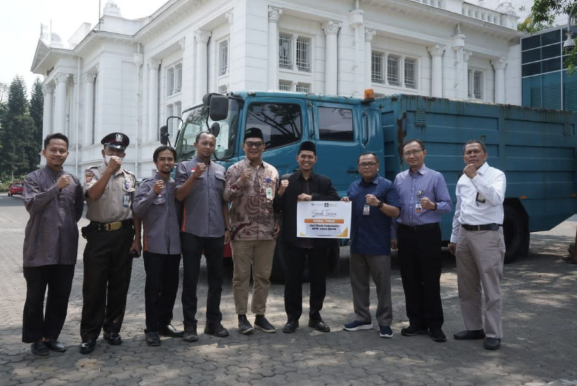 Bank Indonesia (BI) Kantor Perwakilan Jawa Barat menyerahkan hibah satu unit mobil truk kepada Pesantren Pertanian At Taqwa Hidayatullah di Kabupaten Bandung Barat, yang merupakan mitra dari Laznas BMH.