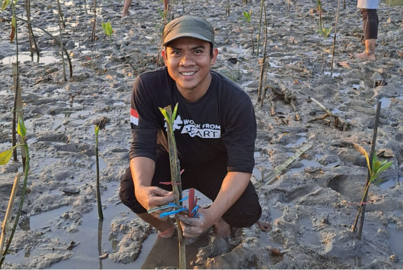 Kamis (12/10/2023) Rumah Zakat melakukan tanam pohon mangrove sebanyak 1.000 batang.