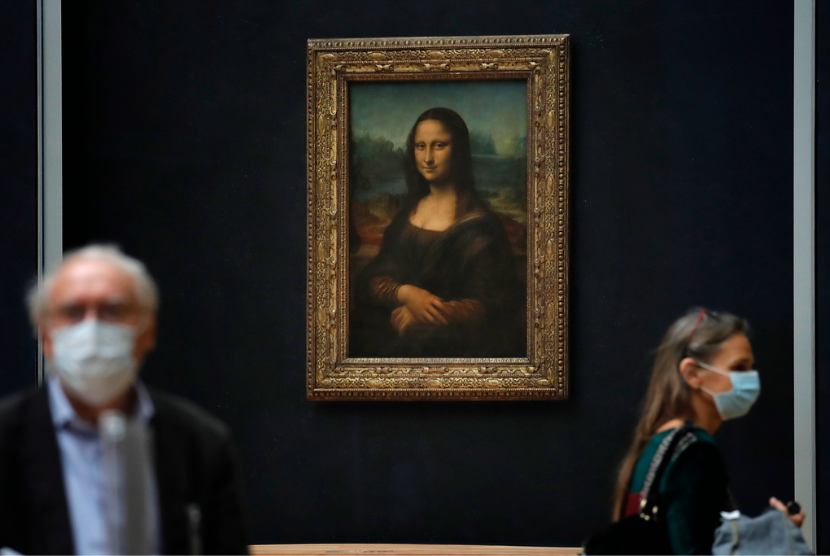 Para jurnalis berjalan melewati Mona Lisa karya Leonardo da Vinci saat berkunjung ke museum Louvre pada Selasa, 23 Juni 2020. Dengan menggunakan sinar-X untuk mengintip struktur kimia dari setitik kecil karya seni terkenal tersebut, para ilmuwan mendapatkan wawasan baru tentang Mona Lisa.