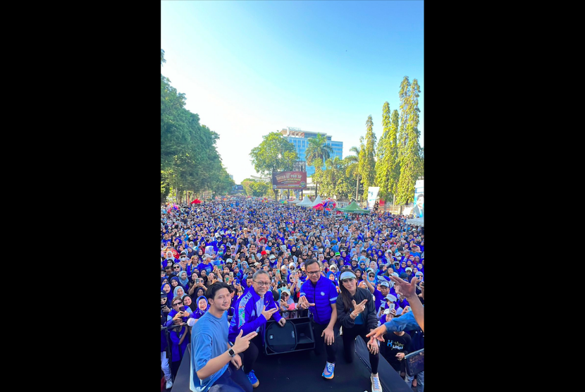 Ketua Umum PAN Zulkifli Hasan berfoto bersama ratusan ribu massa dengan atribut warna biru mengikuti Senam PAN Sehat Birukan Langit Sulsel., di Makassar, Ahad (15/10/2023)