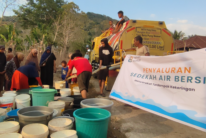 Rumah Wakaf menyalurkan bantuan sedekah air sebanyak 25 ribu liter air atau lima tangki air bersih bagi warga di Desa Bampalola, Kecamatan Alor Barat, Kabupaten Alor, Nusa Tenggara Timur.