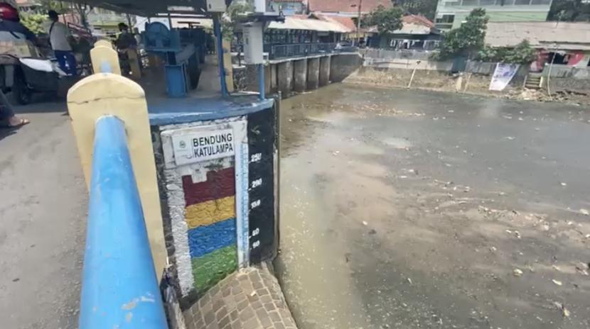 Sejak Juni 2023, debit air Sungai Ciliwung di Bendung Katulampa, Kecamatan Bogor Timur, Kota Bogor menyusut di tengah musim kemarau dengan status siaga.