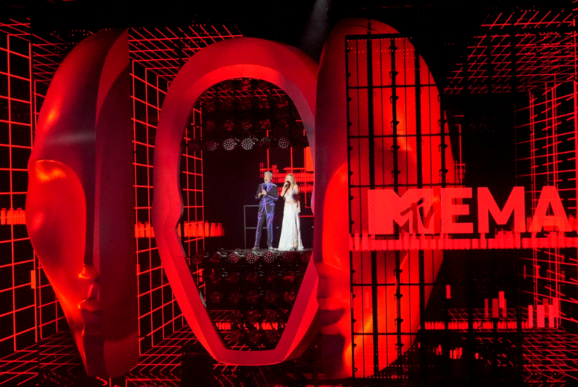 Taika Waititi, kiri, dan Rita Ora menjadi pembawa acara European MTV Awards 2022 di Dusseldorf, Jerman, pada 13 November 2022. MTV European Music Awards telah membatalkan upacaranya pada tahun 2023 bulan depan dengan alasan Perang Israel-Hamas.