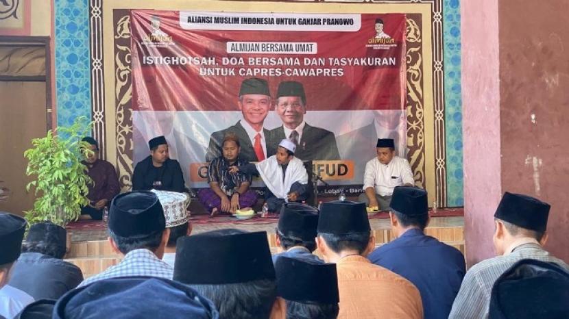 Relawan Aliansi Muslim Indonesia untuk Ganjar Pranowo (Almijan) bersama umat Islam Banten gelar doa bersama.