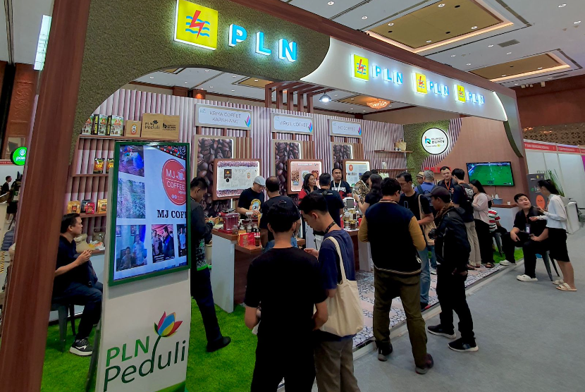 Booth Usaha Mikro Kecil Menengah (UMKM) mitra binaan Rumah BUMN PLN yang berhasil menarik minat banyak pengunjung di Indonesia Premium Coffee Expo & Forum 2023.