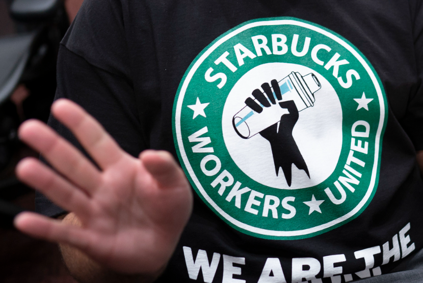 Logo Starbucks Workers United di baju mantan karyawan Starbucks yang menghadiri sidang di Capitol di Washington, pada 29 Maret 2023. Starbucks dan serikat pekerja yang mewakili ribuan barista saling menggugat atas tweet pro-Palestina.