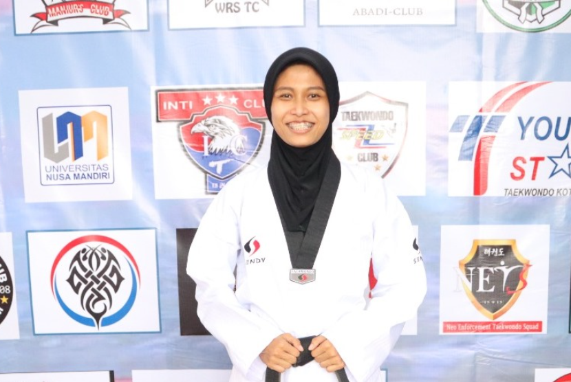 Putri Zahwa, Atlet Taekwondo UNM raih medali perak pada ajang Porkab Bekasi 2023.