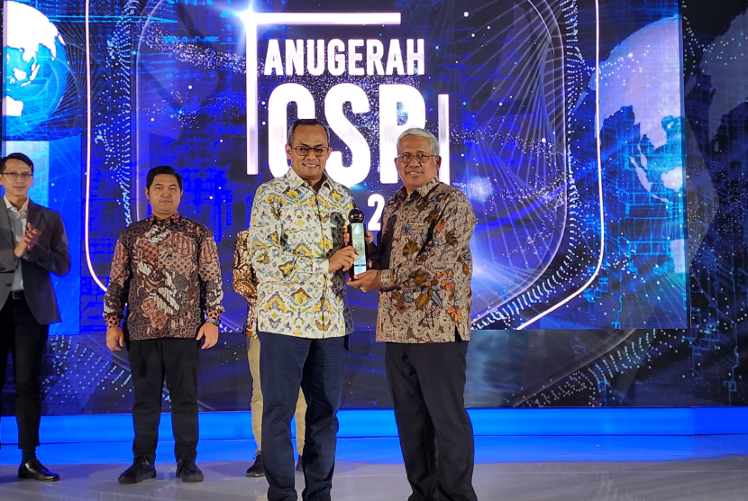 Direktur Human Capital and Compliance PT Bank Negara Indonesia (Persero) Tbk Mucharom (kiri) menerima Anugerah CSR Republika 2023.