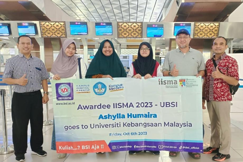  Kepala Kantor Urusan Internasional (KUI) Universitas BSI, Jimmi dan Kaprodi Sastra Inggris Universitas BSI, Agus Priadi hadir secara langsung untuk mendampingi Ashylla Humaira, penerima beasiswa IISMA 2023, yang berangkat ke Universiti Kebangsaan Malaysia pada Jumat (6/10/2023).