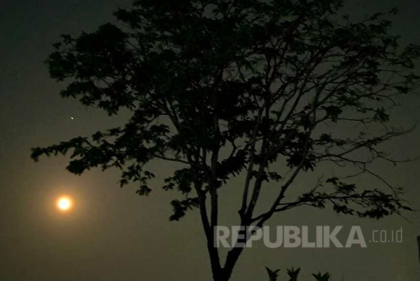 Penampakan gerhana bulan sebagian yang diambil dari kawasan Kelurahan Kujang Sari, Kota Bandung, Ahad (29/10/2023). Sejumlah peristiwa langit akan terjadi pada 2024.
