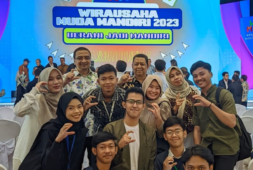 Mahasiswa Cyber University atau Universitas Siber Indonesia, berbondong-bondong mengikuti kegiatan Wirausaha Muda Mandiri (WMM). 