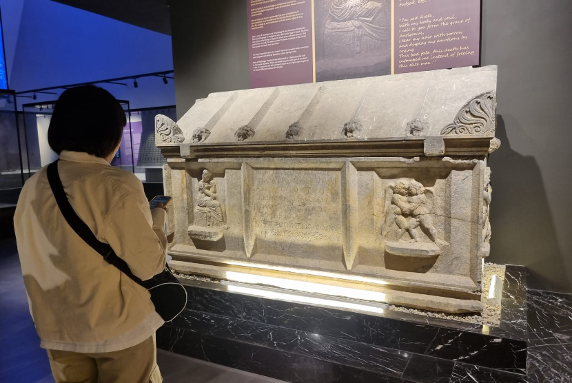Sarkofagus atau kuburan kuno yang terbuat dari marmer peninggalan periode Romawi di Iznik Museum, Bursa Turki.    