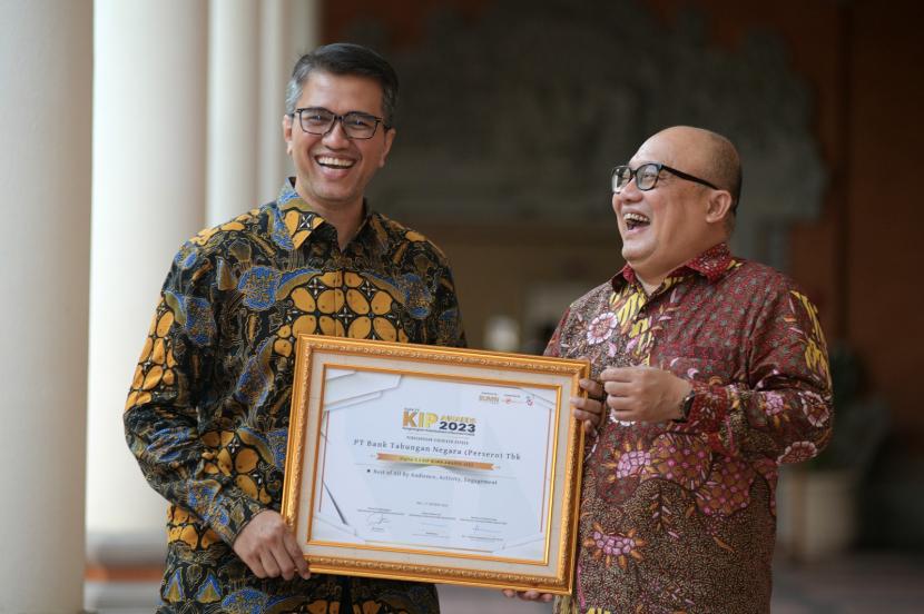 Corporate Secretary PT Bank Tabungan Negara (Persero) Tbk Ramon Armando berbincang bersama Head of Cormporate Communication Bank BTN Dody Agoeng usai menerima penghargaan Best Digital 5.0 Keterbukaan Informasi Publik (KIP) 2023 untuk kelompok Jasa Keuangan Perbankan di Nusa Dua, Bali (Jumat 27/23/2023).