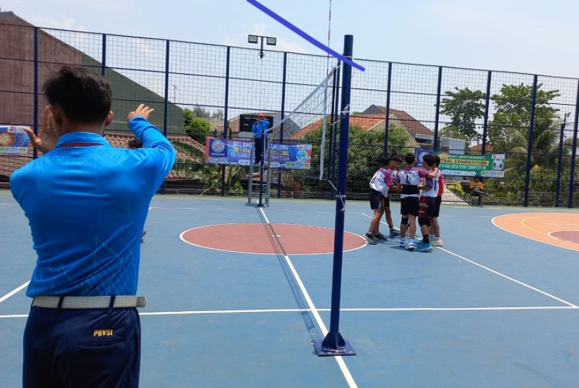  Persatuan Bola Voli Seluruh Indonesia (PBVSI) Kota Bekasi mengakui kompetisi bola voli pada BSI Flash (Festival & Liga Antar Sekolah) Sport Competition 2024 Bekasi menjadi ajang yang kompetitif dalam mencari atlet muda berbakat
