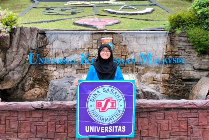 Ashylla Humaira Awardee IISMA 2023 yang berasal dari Kampus Digital Kreatif Universitas BSI (Bina Sarana Informatika) berkesempatan mengabadikan momen berfoto di depan Universiti Kebangsaan Malaysia. 