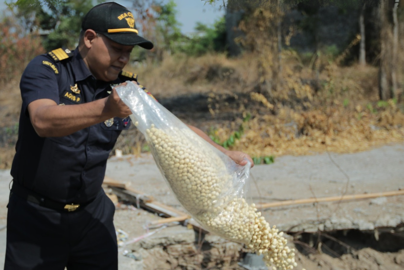 Bea Cukai Tanjung Perak musnahkan barang-barang ilegal hasil penindakan yang telah berstatus sebagai barang yang menjadi milik negara (BMMN), Jumat (27/10/2023) di Plant PT Sinergi Jelma Anugerah, Pasuruan.