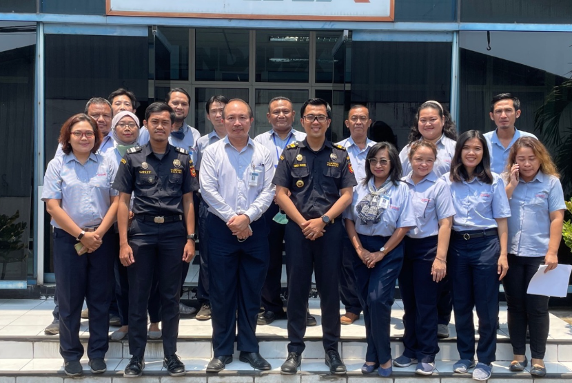 Dua unit vertikal Bea Cukai, yakni Bea Cukai Bekasi dan Bea Cukai Tanjung Perak mengunjungi dua perusahaan penerima fasilitas di wilayah pengawasannya masing-masing.