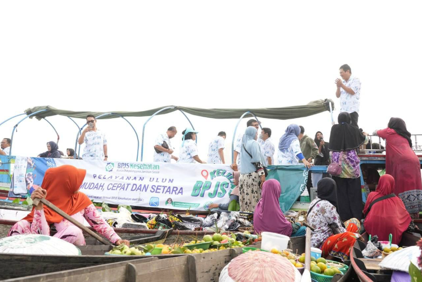 Direktur Utama Badan Penyelenggara Jaminan Sosial (BPJS) Kesehatan, Ghufron Mukti melaksanakan kunjungan ke pasar apung di Sungai Martapura pada hari Rabu, (1/11/2023). 