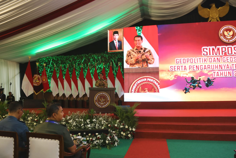 Mentan Andi Amran saat hadir sebagai pembicara “Simposium Geopolitik dan Geostrategis Global Serta Pengaruhnya Terhadap Indonesia Tahun 2023” di Lapangan Bhineka Tunggal Ika, Kementerian Pertahanan, Jakarta, pada Kamis (2/11/2023).