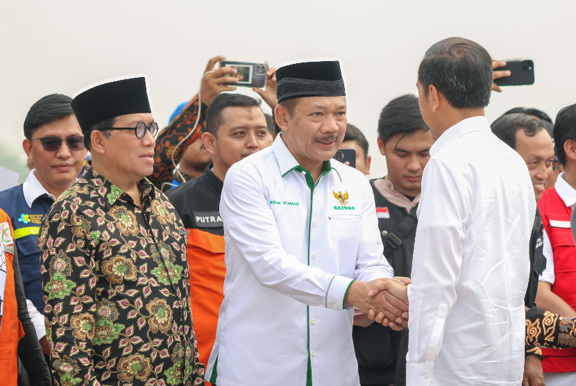 Presiden Republik Indonesia (RI) Ir Joko Widodo melepas bantuan kemanusiaan Badan Amil Zakat Nasional (Baznas) untuk masyarakat Palestina di Pangkalan TNI AU Halim Perdana Kusuma, Jakarta Timur, Sabtu (4/11/2023).