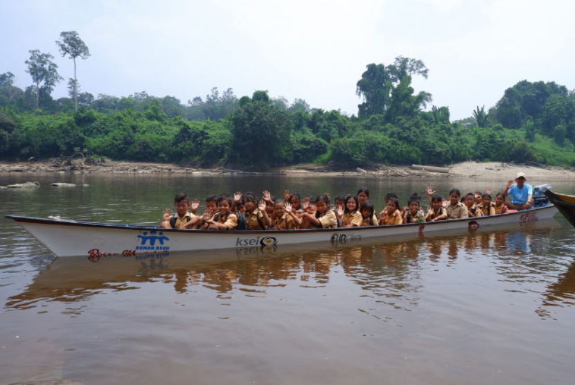 Fasilitas transportasi perahu sekolah digunakan sebagai sarana antar-jemput siswa dan guru di wilayah perairan.