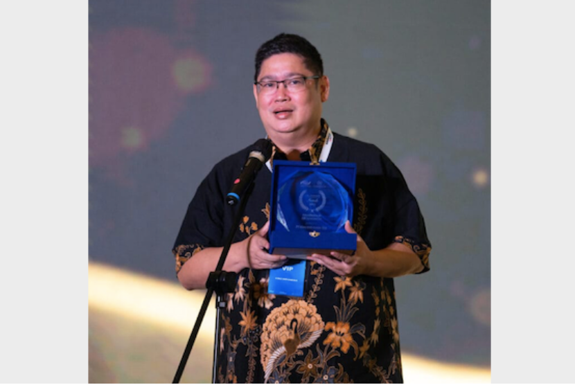 Benny Kurniawan, DIRECTOR OF TECHNOLOGY & BUSINESS UNIT Kino Indonesia Receiving the InspireHR Award at The Tribrata Dharmawangsa (2/11/2023).