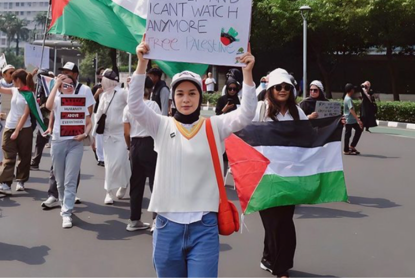 Tantri Namirah bergabung dalam aksi bela Palestina di Monas, Jakarta Pusat, Ahad (5/11/2023).