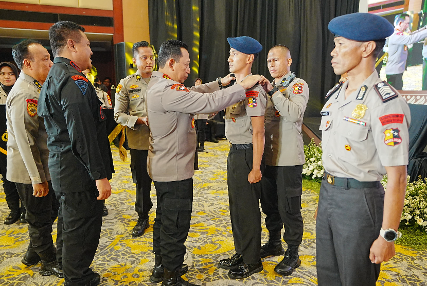 Kapolri Jenderal Listyo Sigit Prabowo melakukan interaksi melalui Vicon kepada personel kepolisian yang tergabung dalam Satgas Operasi Damai Cartenz 2023. 