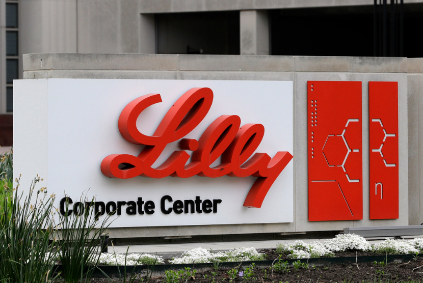 Logo perusahaan Eli Lilly & Co berdiri di luar kantor pusat perusahaan mereka di Indianapolis pada tanggal 26 April 2017. Zepbound, versi baru dari pengobatan diabetes populer perusahaan Mounjaro dapat dijual sebagai obat penurun berat badan, regulator AS mengumumkan Rabu, 1 November 2017. 8, 2023. 