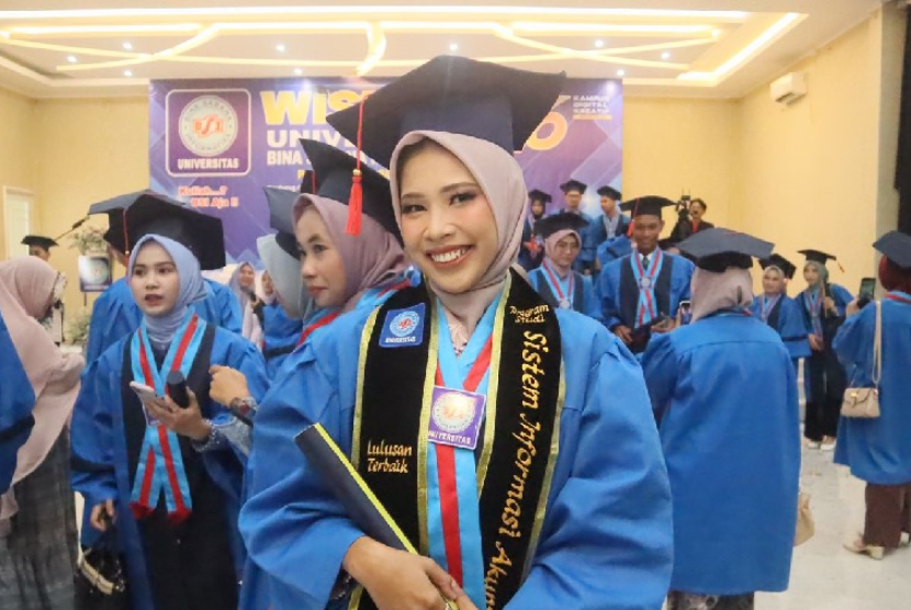 Universitas BSI (Bina Sarana Informatika) kampus Sukabumi berhasil mencetak sarjana baru pada upacara wisuda ke-16. Prosesi khidmat ini berlangsung di Gedung Grand Sulanjana, Sukabumi, pada Ahad (12/11/2023). 