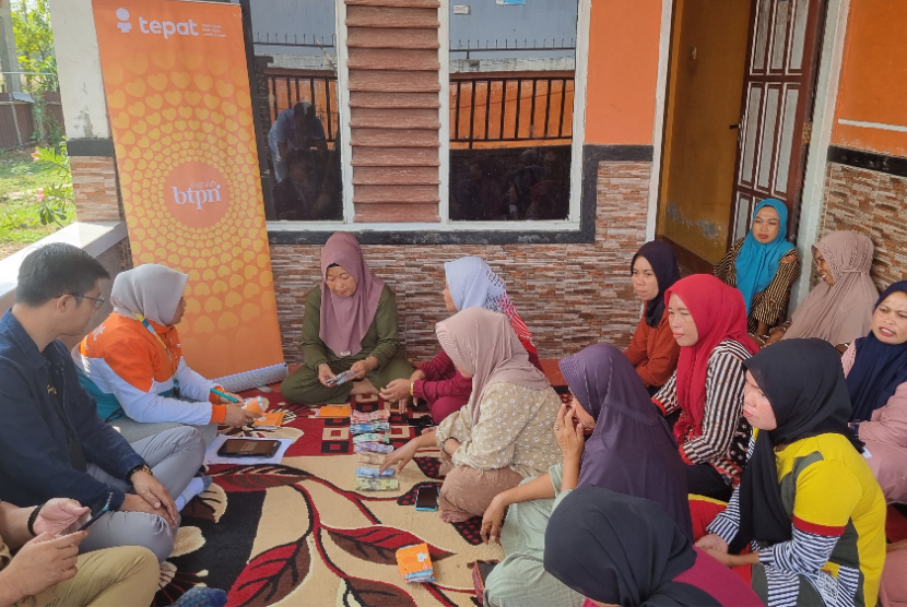 Suasana pertemuan rutin sentra yang digelar BTPN Syariah di Maros, Sulawesi Selatan, Selasa (14/11/2023)