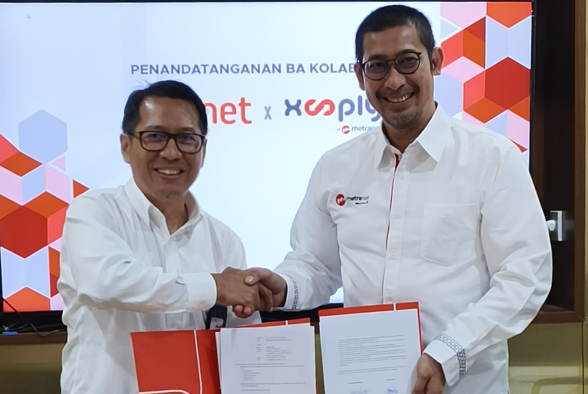 Direktur Bisnis Metranet, Faisal Yusuf (kanan) bersama Direktur Enterprise Business Finnet, Aziz Sidqi usai penandatanganan kerja sama strategis antara Metranet & Finnet untuk peningkatan layanan pembayaran pelanggan Xooply.ID melalui Finpay, di jakarta beberapa waktu lalu.