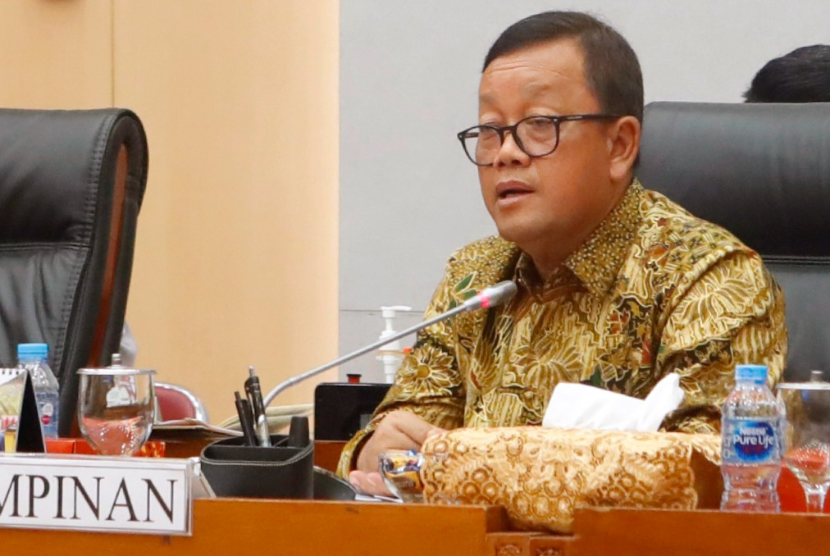 Ketua Komisi VII DPR RI Sugeng Suparwoto saat memberikan tanggapan atas paparan Kementerian ESDM dan PLN terkait revisi Rencana Usaha Penyediaan Tenaga Listrik pada Rapat Dengar Pendapat dengan Komisi VII DPR RI, Rabu (15/11), di Jakarta.