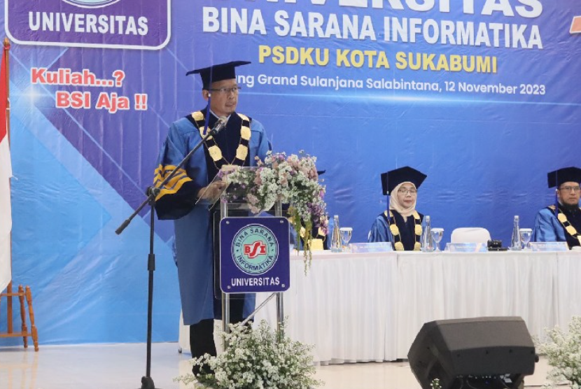 Dr Ir Mocammad Wahyudi, selaku Rektor Universitas BSI menyampaikan dalam sambutannya acara wisuda yang digelar ini, bukan hanya sebagai prosesi telah berakhirnya masa studi, melainkan menjadi bukti bawa para wisudawan/wati mampu melakukan proses perkuliahan dengan baik.