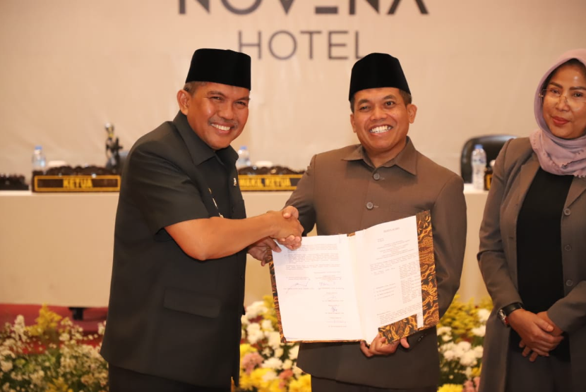 Pj. Bupati Bandung Barat, Arsan Latif pada Rapat Paripurna Penetapan dan Persetujuan Raperda Pajak Daerah dan Retribusi Daerah menjadi sebuah Peraturan Daerah yang digelar DPRD Kabupaten Bandung Barat di Lembang.